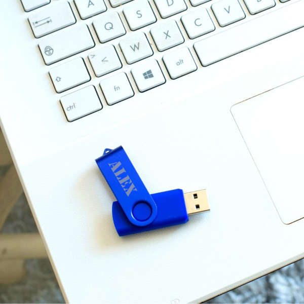 32 GB v&auml;rillinen personoitu USB-muistitikku nimell&auml;