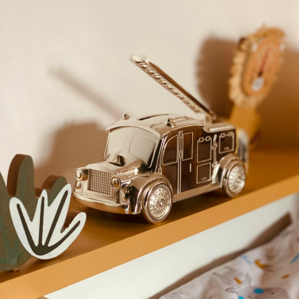 Metallinen paloauto s&auml;&auml;st&ouml;pankki