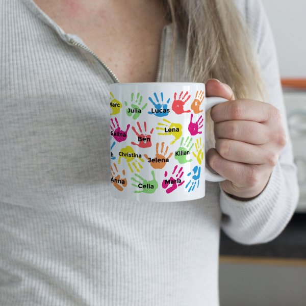 Muki, jossa on lasten k&auml;det ja jossa on heid&auml;n etunimens&auml;